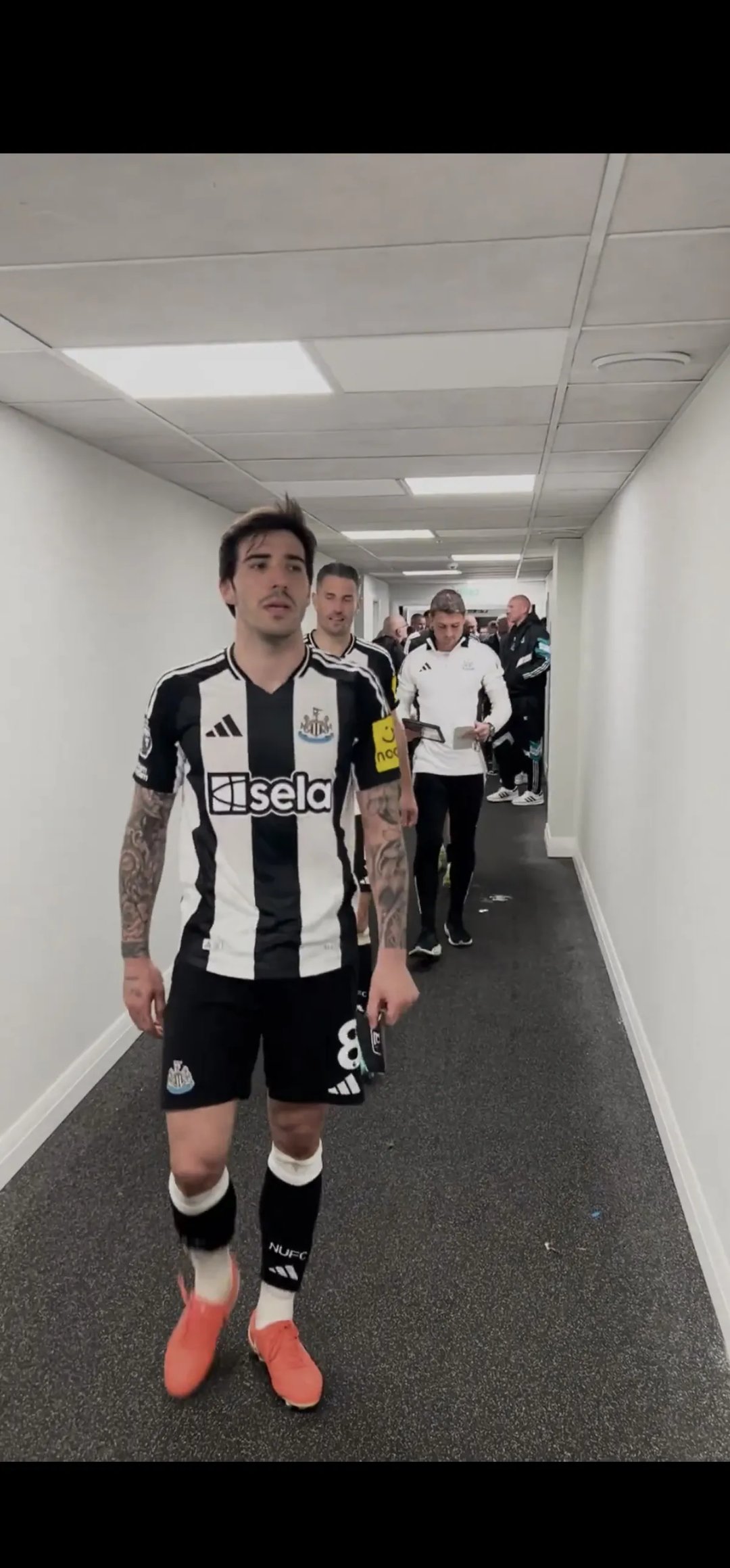 英雄资料-纽卡斯尔迎欧冠关键赛，加时末段再遭质疑，媒体盛赞，纪律约束更严格(欧冠加时赛多长时间)